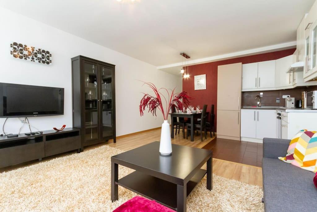 Апартаменты Family Lux Lounge In Voeroesmarty Street By Nw Будапешт Экстерьер фото